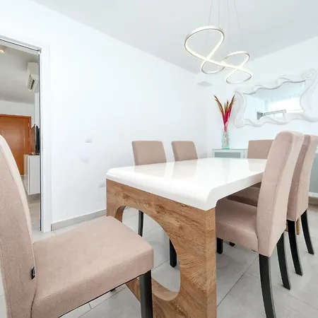 Holiday home Lanzarote 2-private Pool, Bbq, Air-con *